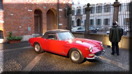 Faretti 50 W in cortile esterno Faretti 50 W in cortile esterno per valorizzare la bellezza dell'auto esposta